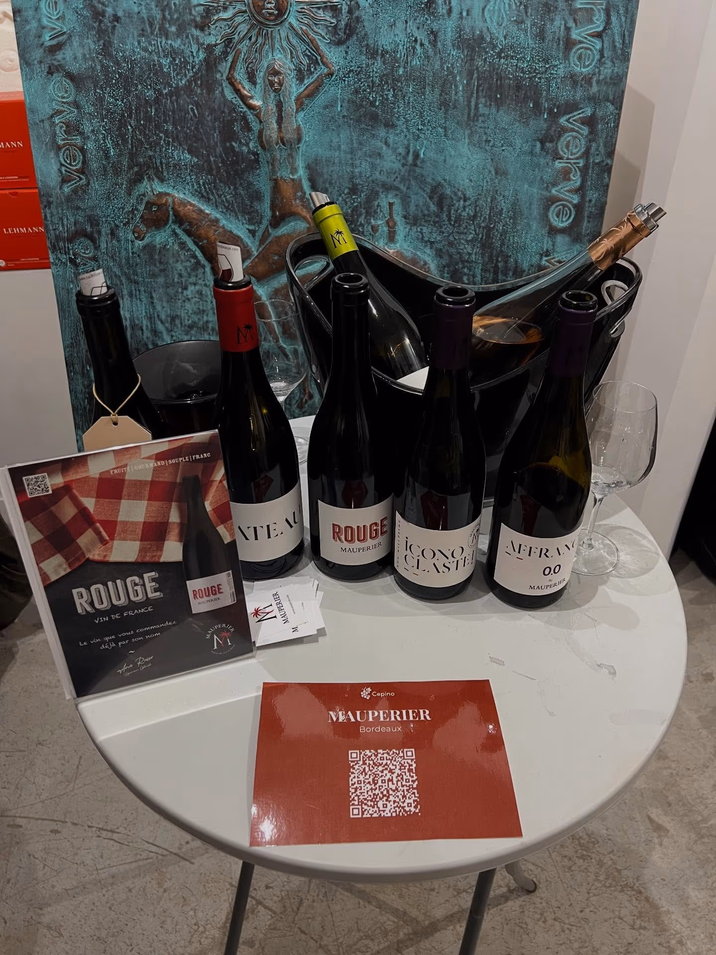 Bouteilles sur table de dégustation.